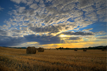 balles de paille dans un champ en France.