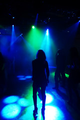 Fototapeta na wymiar Dancing ludzi w podziemnym klubie