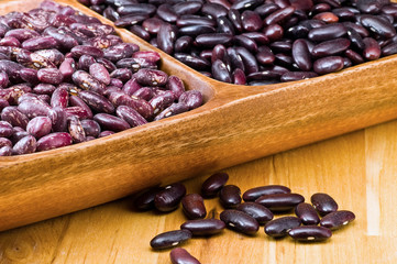 Kidney beans in wooden dish