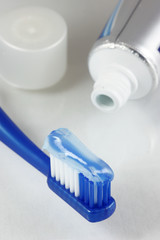 spazzolino con dentifricio 2