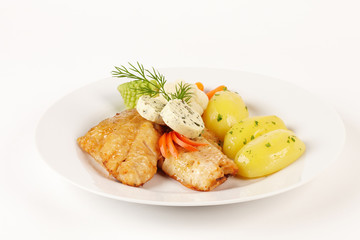 Gebratenes Kabeljaufilet mit Kartoffeln