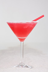 Pink Margarita mit Strohhalm im Martiniglas
