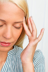 Junge Frau mit Migräne Kopfschmerz