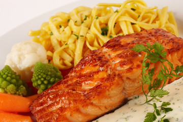 Lachsfilet in Kräutersauce mit Tagliatelle