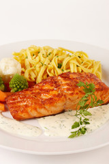 Lachsfilet in Kräutersauce mit Tagliatelle