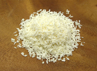 Kokosflocken auf einem braunen Holbrett
