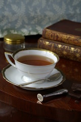 Tasse Tee mit Schokolade und  alter Petschaft