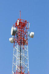 The top of an red white telecommunication tower