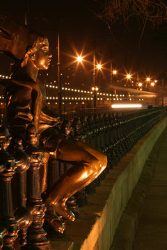 Little Queen statue, Budapest by night
