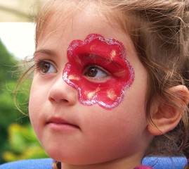 visage d'enfant peint en fleur