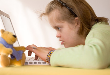 jeune fille trisomique à l'ordinateur