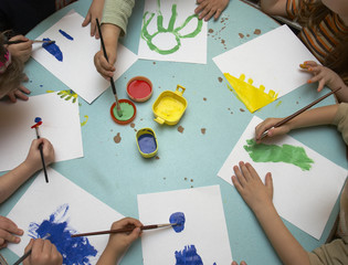children painting