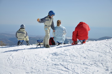 Fototapeta na wymiar déjeuner en famille sur les pistes de ski