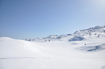 Fototapeta na wymiar śnieżny krajobraz górski