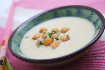 Gemüsesuppe mit Backerbsen