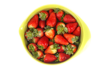 Erdbeeren in einer Schüssel mit Wasser