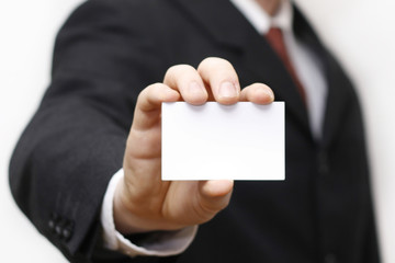Mann mit Anzug hält Karte oder Schild in Hand