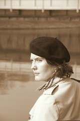 Frau mit Baskenmütze am See