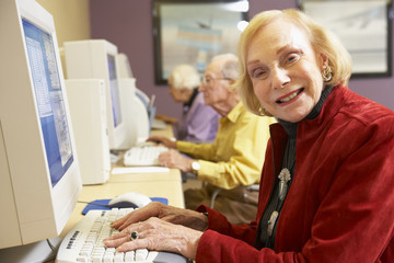 Obraz premium Senior woman using computer