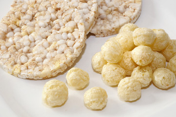 Reiswaffeln und Hirsebällchen