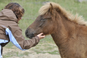Frau mit Pony