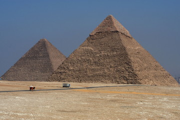 Fototapeta na wymiar Chepos und Chefren Pyramide bei Giseh