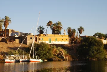 Stoff pro Meter sur les rives du Nil, village nubien © paty