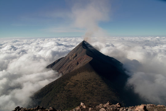 Über den Volken... rauchender Vulkan Fuego in Guatemala