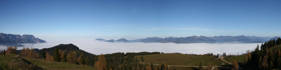 Obraz premium Nad chmurą-alpejską panoramą