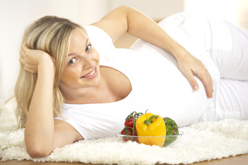 Obraz na płótnie Canvas junge schwangere mit frischem gemüse