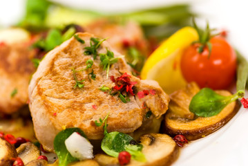 Filet vom Schwein,gebraten - mit Pilz,Salat