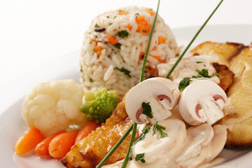 Tilapia-Filet mit Champignon-Ragout und Reis