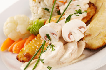 Tilapia-Filet mit Champignon-Ragout und Reis