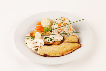 Tilapia-Filet mit Champignon-Ragout und Reis