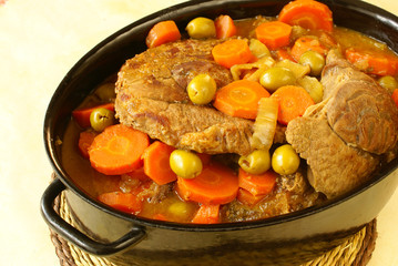 Braised beef shin with carrots, onions and green olives
