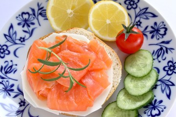 lachs brötchen mit käse, gurke, tomate und zitrone