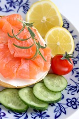 lachs brötchen mit käse, gurke, tomate und zitrone