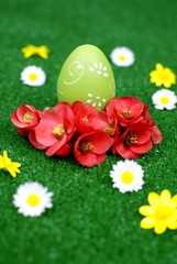 oeuf de pâques parmi les fleurs