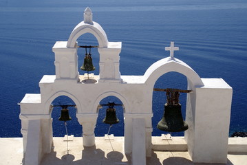 Clocher blanc et mer bleue