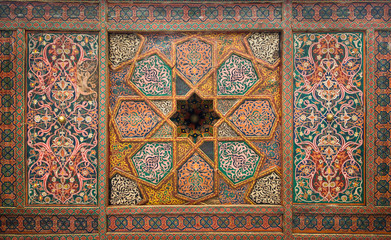 Houten plafond, oosterse ornamenten uit Khiva, Oezbekistan
