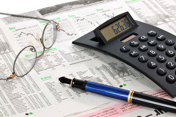 Börsenkurse, Taschenrechner, Brille, Stift