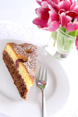 Kuchen mit Schokolade und Kirschen, tulpen
