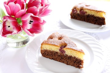 Kuchen mit Schokolade und Kirschen, Tulpen