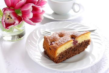 Kuchen mit Schokolade und Kirschen, Tulpen