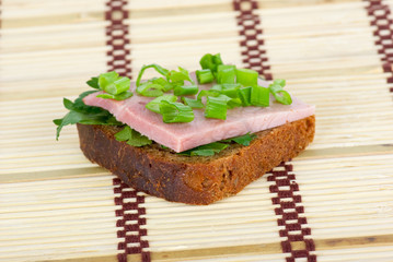 Ham sandwich with parsley and spring onion