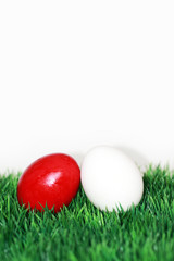 Ein weisses und ein rotes Ei