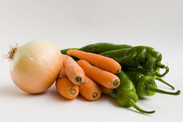 pimientos, zanahorias y una cebolla