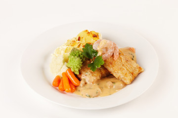 Pangasiusfilet mit Crevettenragout und Kartoffelgratin