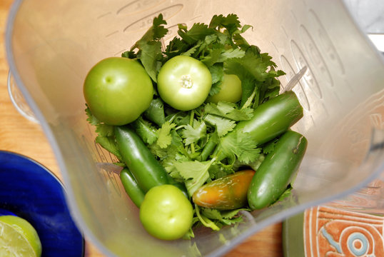 Ingredientes de la salsa verde. M&eacute;xico