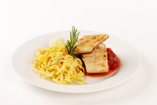 Geschmortes Knurrhahnfilet mit Nudeln